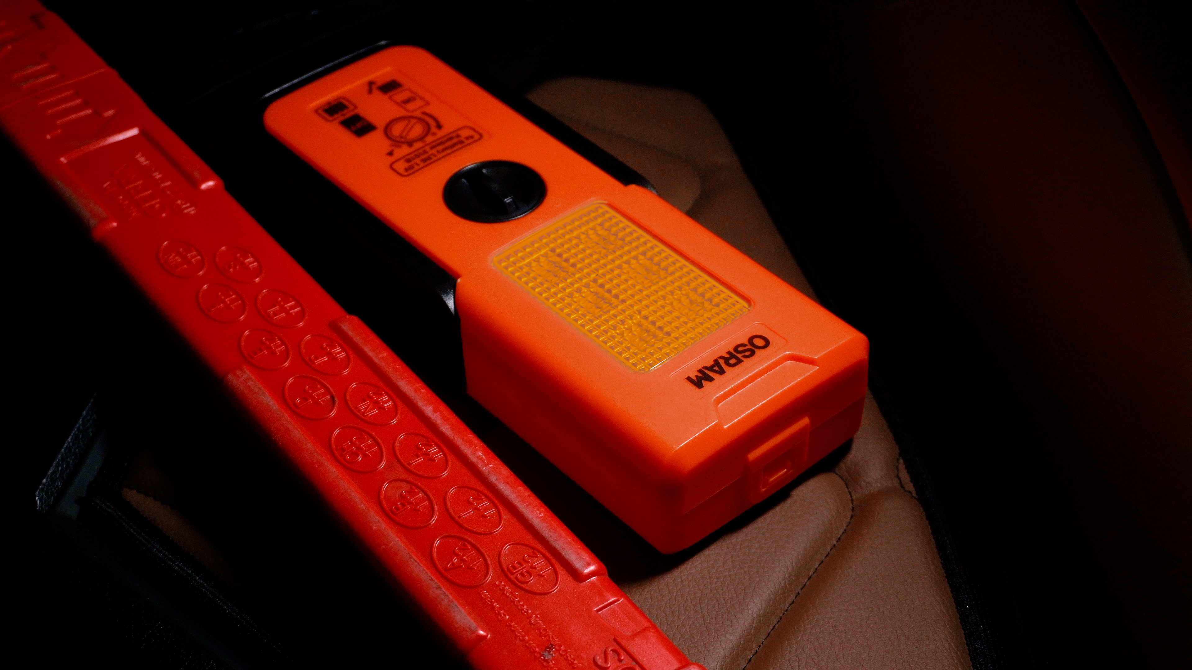 Orangefarbenes Blinklicht für ein Auto, Warnsignal im